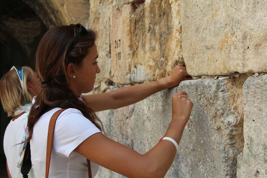 Jerusalem: Old City Shabbat Experience and Walking Tour - Hurva Synagogue And The Meaning Of Rebuilding