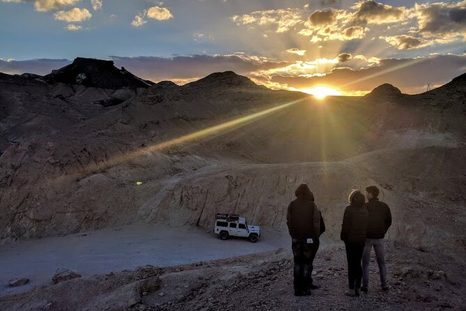 Sunset time Ramon Crater Jeep tour, bonfire and stargazing - Crossing the crater by private 4x4