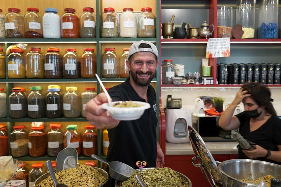 Tel Aviv: 2-Hour Levinsky Market Tour with Full Lunch - The first steps through the market