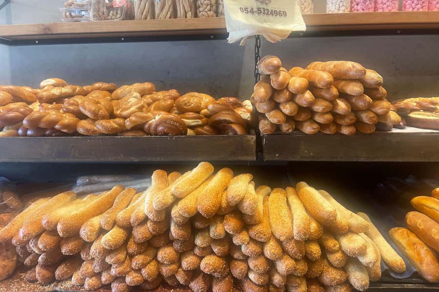 Tel Aviv: Carmel Market & Neighborhood Guided Walking Tour - Pastel buildings and Yemenite character